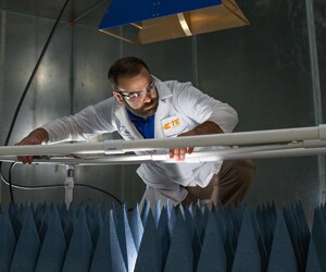 在 TE 材料科学实验室工作的 TE 工程师